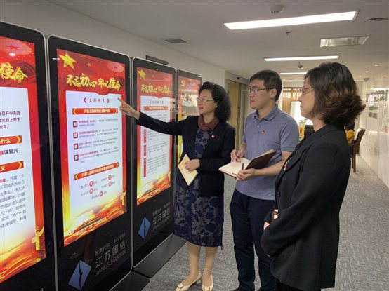 图片包含 站立, 天花板, 室内, 人员

描述已自动生成