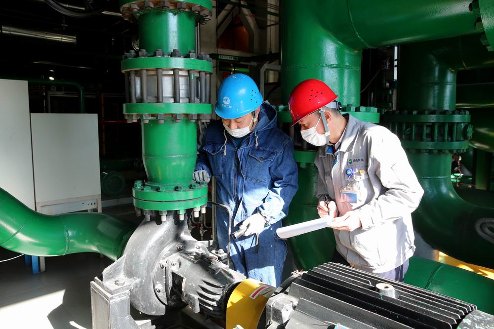 图为设备管理部点检人员正在对精处理系统水泵进行点检.jpg